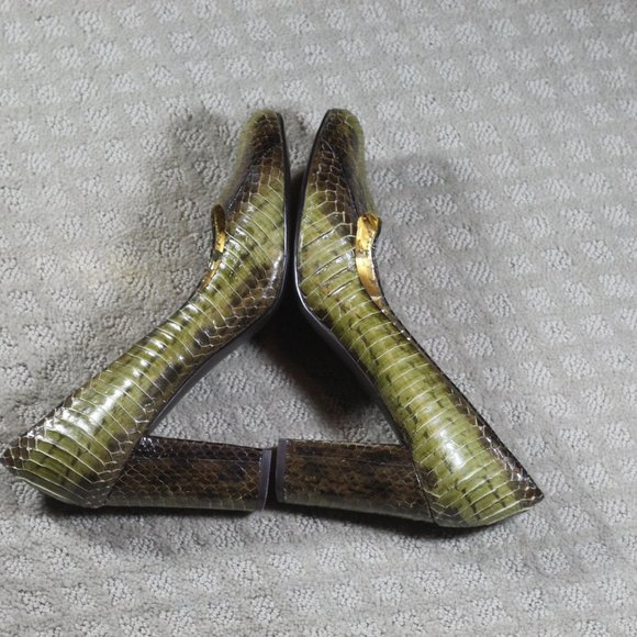 BCBG Girl Size 9B Olive Green Crocodile 3.5" Heels - Picture 4 of 8